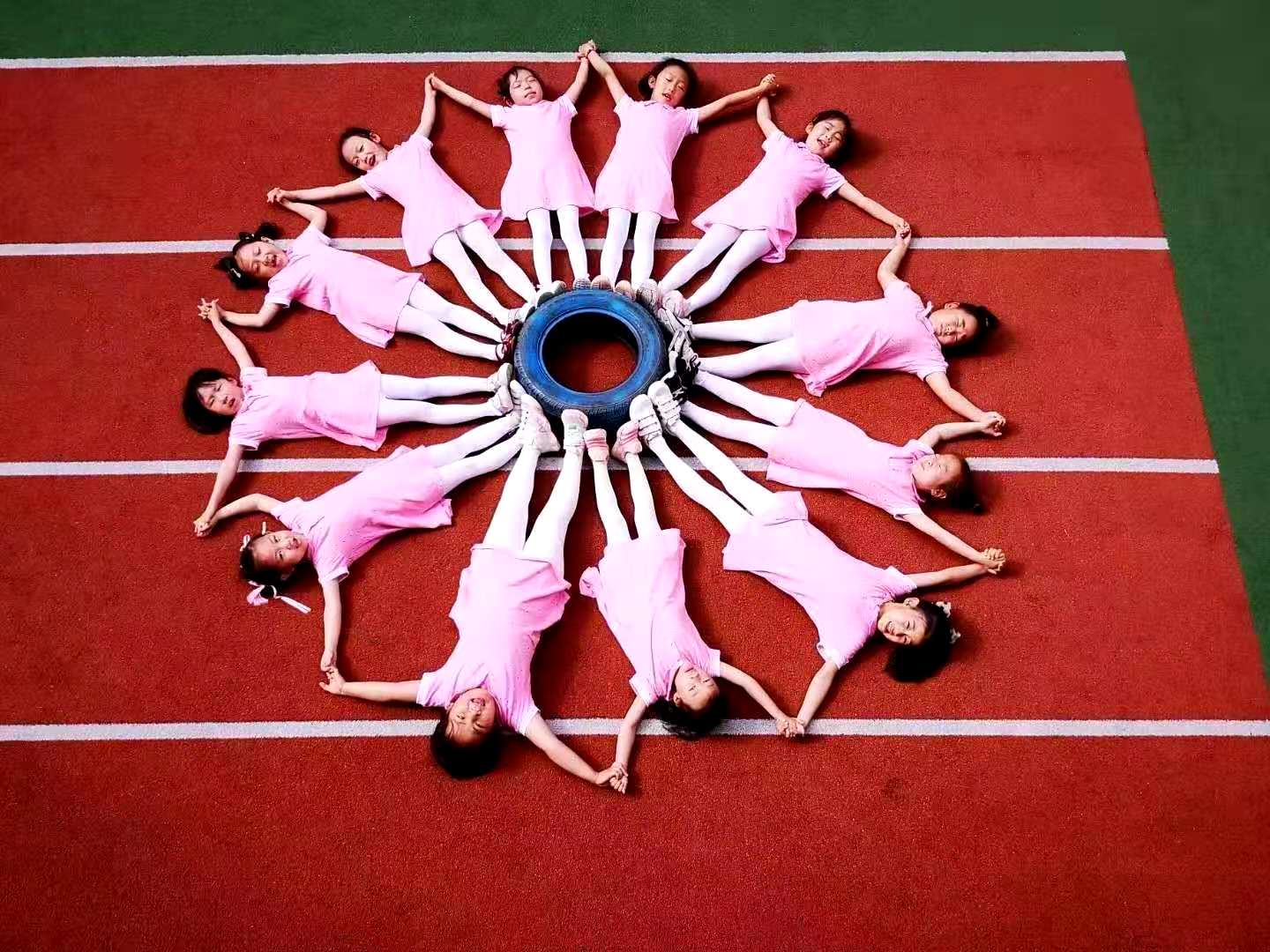 太陽花造型，粉色衣服，很搭