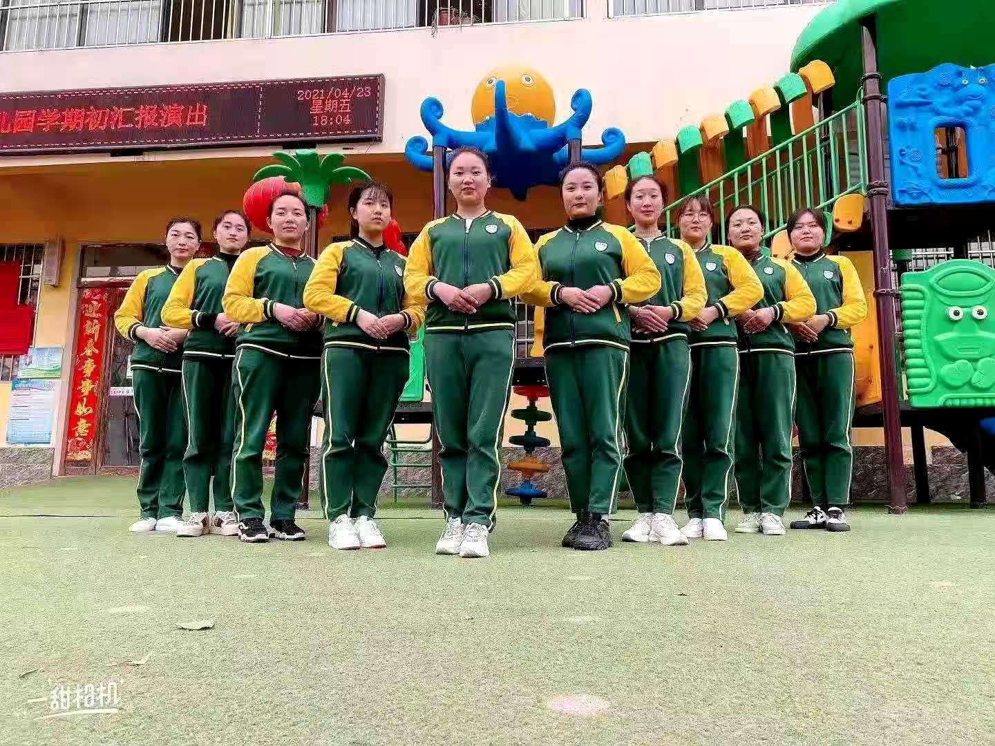 老師穿著校服，漂亮又精神