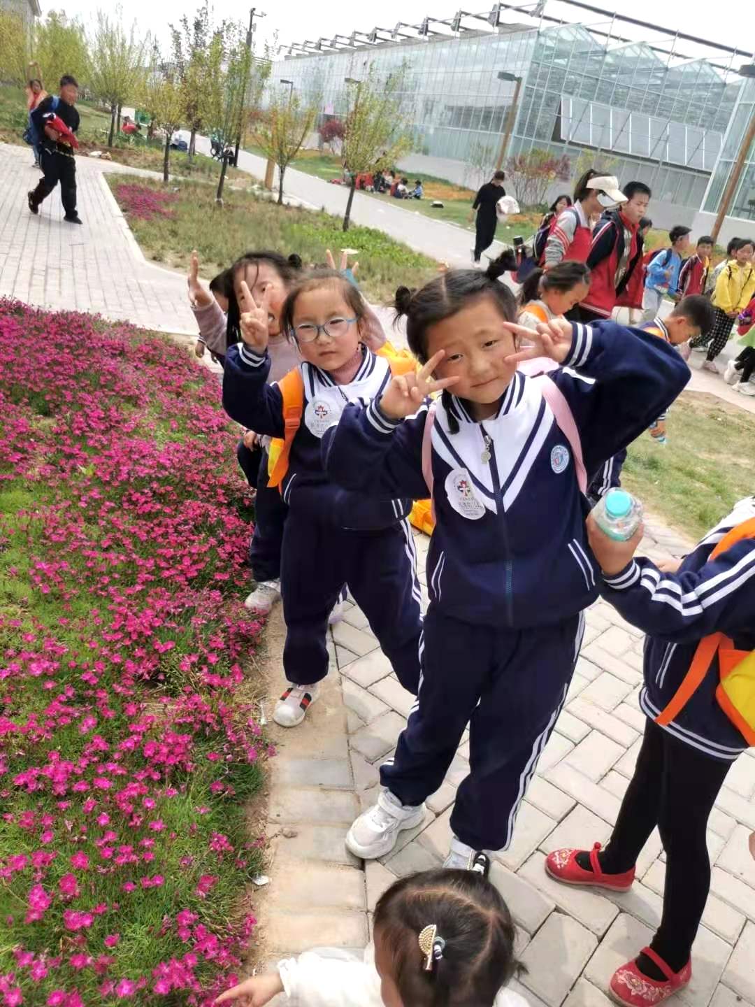 春游時間，穿著校服好好看