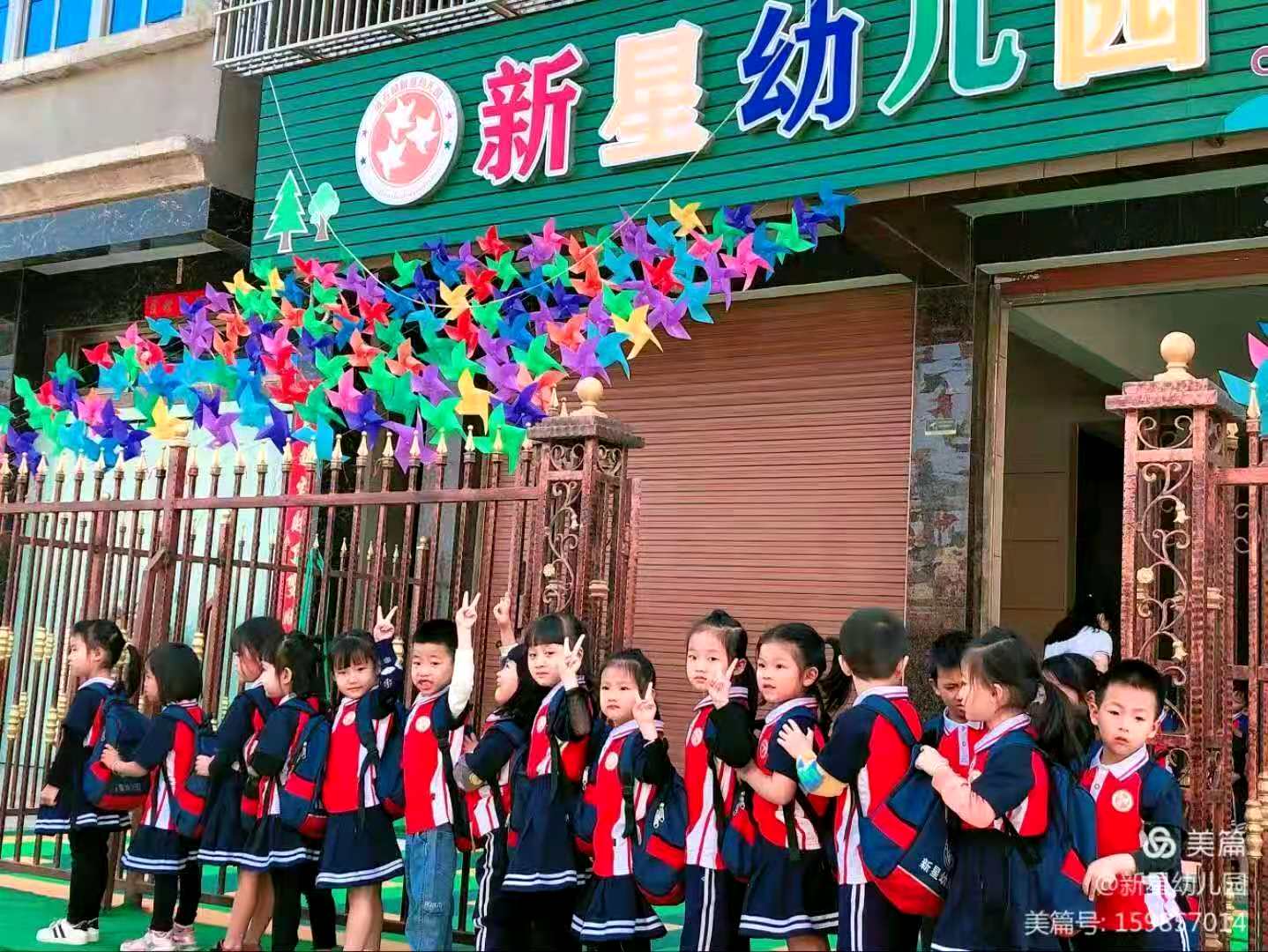 下課了，學(xué)生穿著校服出來了